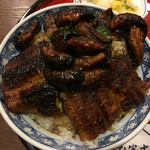 炭焼うな富士 - うな富士・分厚い鰻の上に肝焼きがごろごろ乗っている。