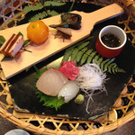 和 あすか - 羽子板
      にしん昆布巻き、蝦夷アワビ、金柑、酒粕とのし梅
      造り
      ヒラメ、鯛、マグロ、烏賊
      酢の物
      もずく酢