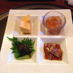 和 あすか - 炙り豚の角煮、蕪の葉の佃煮、出汁巻、いくら