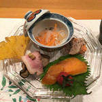 Sushi Dining 旬魚 - 上の椀から時計回りに『フグ皮なます』『あん肝』『カラスミクリームチーズ挟み』『トマト紅茶煮』『煮牡蠣鴨ロース巻』