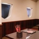 Raifu - 店内(窓ガラスかコテの形！)