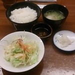Suteki No Ueken - サラダとご飯・味噌汁・漬物・たれ