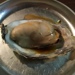 焼き鳥屋台 - 201512再訪  この日はお客さんからのお土産の万葉牡蠣が！？