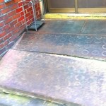 金久右衛門 - 入り口から急勾配