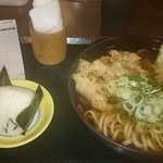 長命うどん - うどん大盛、かきあげ、魚（いわし入）、昆布おにぎり（税込880円）