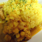 カーリースパイス - 「ゴールドチキンカレー（大盛･5辛）」ターメリックライスと豆ペースト