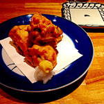 揚げたて　がんもどき（650円）。かなりボリューミーで、ひとりで食べきれるかと思ったんですが、ふわっふわな仕上がり。でも中のお豆やひじきが食感のアクセントになっていていいですね。