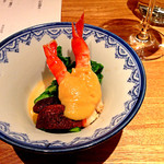 海老と菜の花の酢味噌がけ（650円）。酢味噌の酸味がやわらかで上品。海老もおおぶりぷりっぷり。菜の花とともに彩りもよく、ここだけ春を先取りという目にも鮮やかなお皿でした。