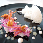 クラフタル - 甘海老、紫のカリフラワー 、ライムとバニラのソース、カリフラワーを使った雪に見立てた冷たいムース