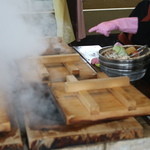 地獄蒸し工房 鉄輪 - ここで時間を計って蒸す