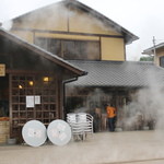 地獄蒸し工房 鉄輪 - 外観、煙りがむんむん