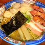 2016/1 念願の黒だしと白だしのミックスで特製ワンタン麺大盛りに切り落としチャーシュー追加