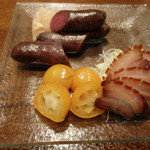 虎穴 - 蝦夷鹿の腸詰め(900円)
            、熟成豚バラ肉(600円)