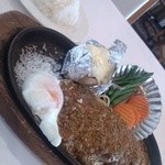 ほてい家 - スペシャル肉ランチ　メイン　ホイルはジャガイモ　付け合せ　半熟ボイルドエッグ　パスタに牛ステーキがのり　薄味のミートソースが包む