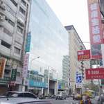 City Hotel - 大城大飯店のある台北市中山区は地域によって景色は大きく異なるようですが、ホテルのある長春路についてはマッサージ(健全な方)や飲食店などがあるエリアで、夜はあまりうるさくない点が嬉しい所です。