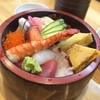 海老鮨 - 料理写真:ちらしランチ¥1000
サラダ、お新香、お吸物付き。
お魚のネタがもう少し欲しかったなぁ〜^ ^