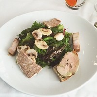 Benoit Alain Ducasse - サラダと豚のテリーヌ。フォアグラも乗ってるよー！
                ボリュームのあるサラダで大満足♡