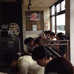 焼肉問屋 牛蔵 - 朝の行列の様子です。2時間半待ちました・・・