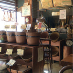 珈琲焙煎問屋 まめや本舗 伊勢佐木町本店 - コーヒーの陳列の仕方が素敵