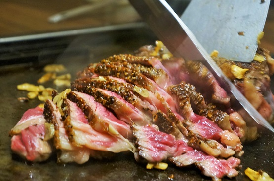 800gある豪快な肉の“エアーズロック”リブロースステーキは超ド迫力