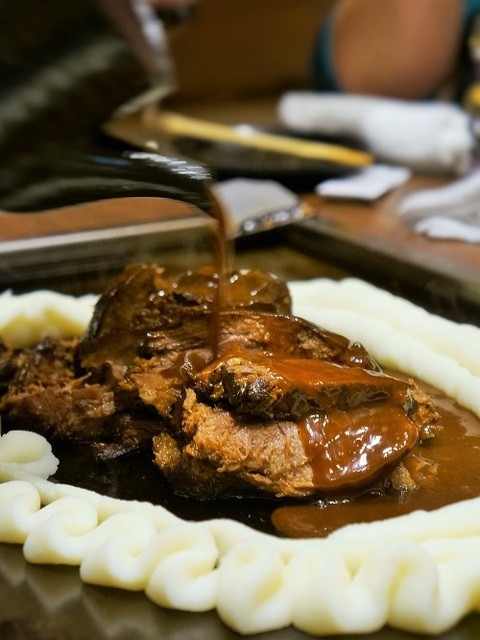 800gある豪快な肉の“エアーズロック”リブロースステーキは超ド迫力