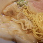 室蘭ラーメン 雷文 - ワンタン麺　(麺&ワンタン餡)アップ