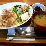 E’s cafe - ランチ：大豆のから揚げ香味ネギだれごはん　お味噌汁とデリ付