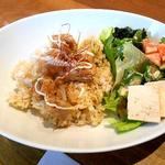 E’s cafe - ランチ：大豆のから揚げ香味ネギだれごはん　お味噌汁とデリ付