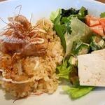 E’s cafe - ランチ：大豆のから揚げ香味ネギだれごはん　お味噌汁とデリ付