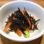 E’s cafe - ランチ：大豆のから揚げ香味ネギだれごはん　お味噌汁とデリ付