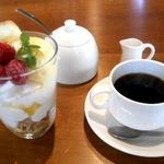 E’s cafe - はちみつ風味のブラマンジェのパフェ　オーガニックコーヒー