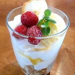 E’s cafe - はちみつ風味のブラマンジェのパフェ