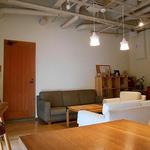 E’s cafe - 奥のフロアは陽ざしが気持ちいいソファと大き目テーブルの空間