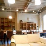 E’s cafe - 奥のフロアは陽ざしが気持ちいいソファと大き目テーブルの空間