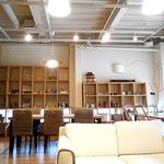 E’s cafe - 奥のフロアの棚には、販売小物も並ぶ