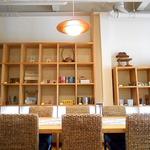 E’s cafe - 奥のフロアは陽ざしが気持ちいいソファと大き目テーブルの空間