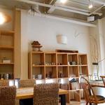 E’s cafe - 奥のフロアは陽ざしが気持ちいいソファと大き目テーブルの空間