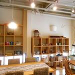 E’s cafe - 奥のフロアの棚には、販売小物も並ぶ