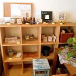 E’s cafe - 奥のフロアの棚には、販売小物も並ぶ