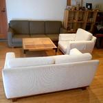 E’s cafe - 奥のフロアは陽ざしが気持ちいいソファと大き目テーブルの空間