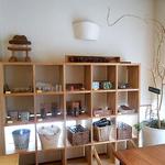 E’s cafe - 奥のフロアの棚には、販売小物も並ぶ