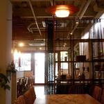 E’s cafe - 奥のフロアは陽ざしが気持ちいいソファと大き目テーブルの空間