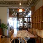 E’s cafe - 奥のフロアは陽ざしが気持ちいいソファと大き目テーブルの空間