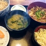 蕎麦酒家 辰味 - 焼き鳥丼セットの全貌。配膳が逆？