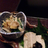 先斗町 四季 よし菜 - お通し。アサリとわさび菜のおひたし。ごま麩。
                