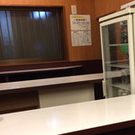 Hamakawasaki Shouten - 店内奥には壁側を向くカウンターもあります。２０１６年１月