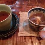 手打蕎麦 じゆうさん - ほうじ茶とデザート。