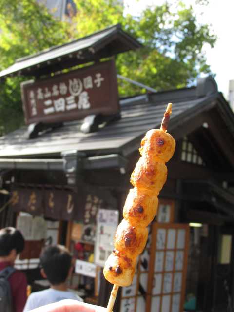 高山名物のみたらし団子は 砂糖が入らずすっきり醤油味 宮川を眺めながらパクパクと 高山観光の王道です By よい子 二四三屋 鍛冶橋店 高山 和菓子 食べログ