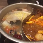 天府 - 透明スープと赤いスープ
