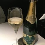 カセント - 1杯目：シャンパン Diebolt Vallois Blanc de Blancs (フランス) グラス 1600円(税・サービス料別)